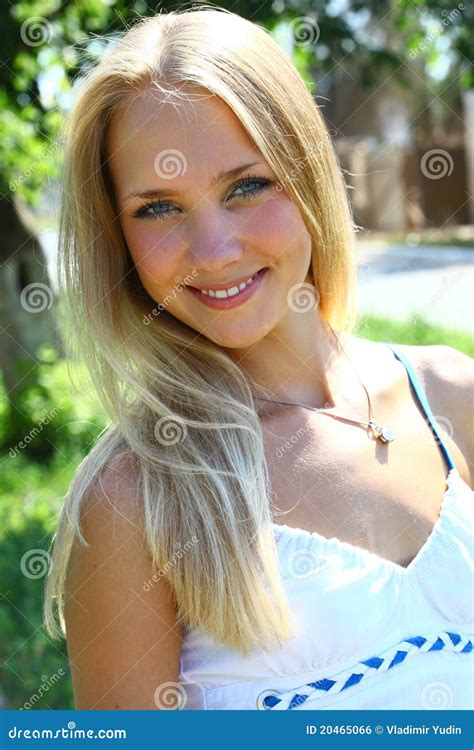 Jong Mooi Blond Wijfje Met Lang Haar Stock Foto Image Of Vrolijk