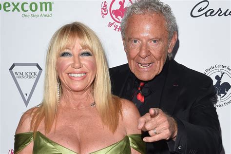 suzanne somers 74 poses completely nude in shocking new photo in celebration of earth day
