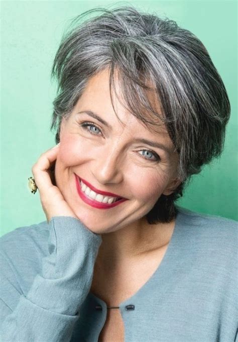 Cela à travers quelques mèches rebelles, du volume sur le haut de la crâne, une coupe cheveux blancs pour une femme de 60 ans. +20 belles photos de coiffure visage ovale femme 60 ans ...