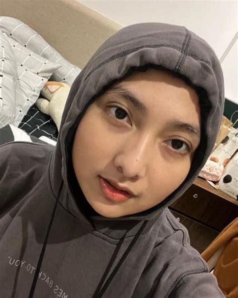 7 Gaya Hijab Cantik Selebgram Auzura Qrzura Yang Mendadak Viral Di