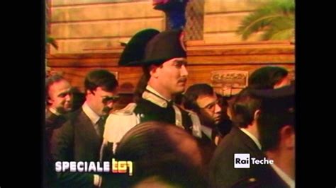 Sono certo che quell'abbraccio lo accompagna ogni giorno. "I Giusti di Sicilia" - Piersanti Mattarella - YouTube