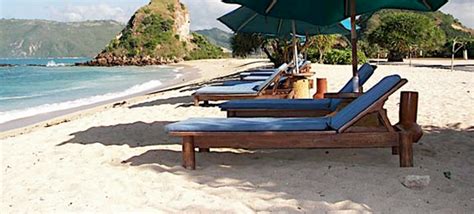 Berburu kerajinan rotan dan bambu di seperti pasar seni sukawati di bali, pasar seni sayang sayang di lombok ini juga hadir untuk. Pantai Kuta Tempat Wisata Paling Indah Di Lombok Tengah