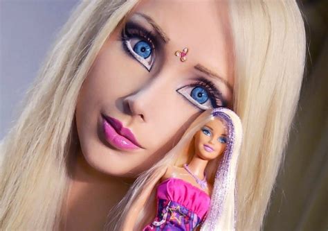 Irreconocible La Barbie Humana Sorprendi Mostr Ndose Sin Maquillaje Fmdos