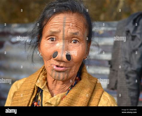 Femme tribale indienne du nord est des Apatani âgée avec des bouchons de nez en bois noir et