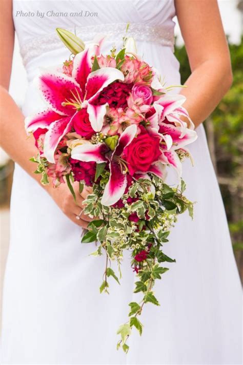 Elegant white lilies are loved as a wedding bouquet because they make a graceful and gorgeous atmosphere. Pink Stargazer Lily Bridal Bouquet - OOSILE