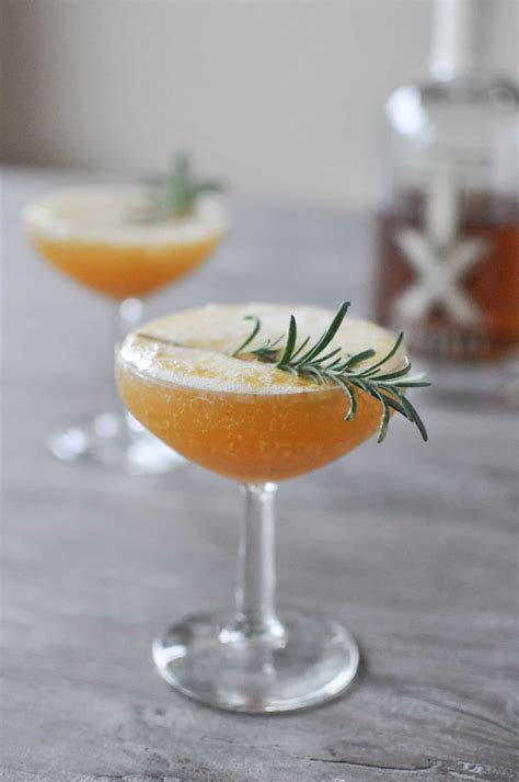 Christmas recipes , holiday beverage recipes. Champain Christmas Beverages : Spiced Champagne Punch ...