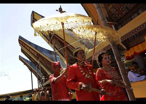 Rambu Tuka Upacara Adat Tana Toraja Bentuk Rasa Syukur Dimensi Indonesia