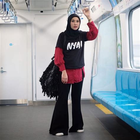 Check spelling or type a new query. 10 Ide Pose Foto dengan Hijab Supaya Tampak Lebih Jenjang