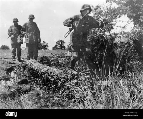 Soldaten Der Waffen Ss Ss In Der Normandie 1944 Stockfotografie Alamy