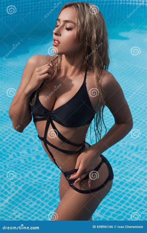 Sexy Meisje In Zwempak Op Een Pool Stock Foto Image Of Haar Partij
