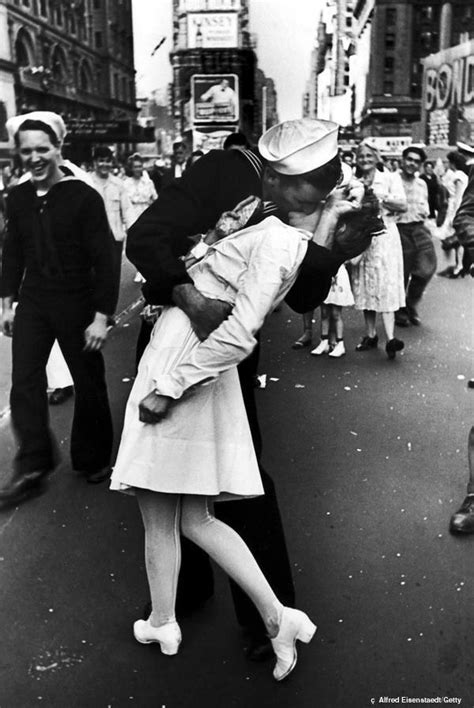 8 Maggio 1945 Il Bacio Per Festeggiare La Fine Della Ii Guerra Mondiale Immortalato Da Alfred
