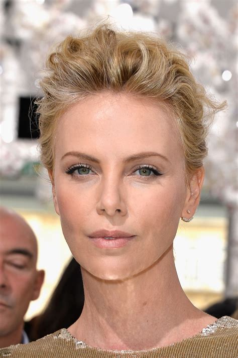 secrets of charlize theron s glowy makeup at the dior haute couture show glamour
