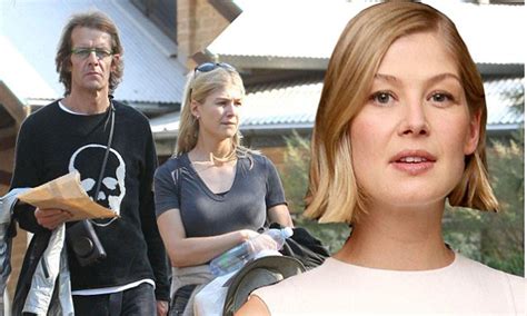 Rosamund Pike Et Robie Uniacke Rosamund Pike La Star De Gone Girl