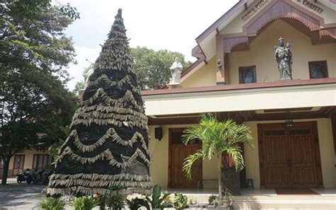 Kamu bisa tebang ranting kecil di sekitar rumah, dan buang daunnya. Pohon Natal Dari Ranting Bambu : pohon Natal 100% dari ban ...