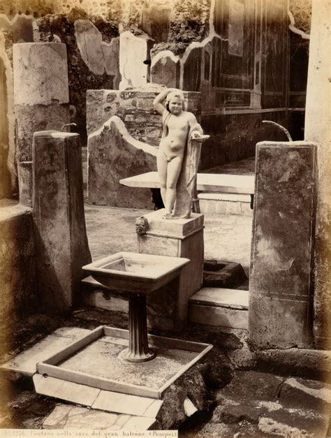 Une fontaine composée d une sculpture d un jeune garçon nu La fontaine