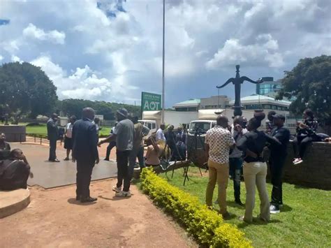 Police Bar Zimbabwean Journalists From Covering Opposition Activists At Court Zimbabwe Situation