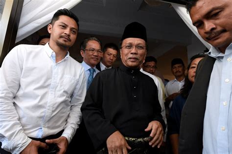 He served as the 15th chief minister and the state minister of finance of sabah from may 2018 to. Upko top leadership arrives at Shafie Apdal's residence ...
