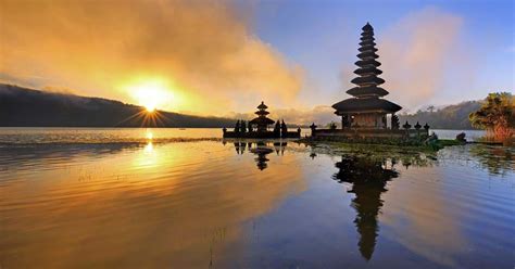Ulun Danu Bratan Temple Entrance Fee Bali Temple By The Lake