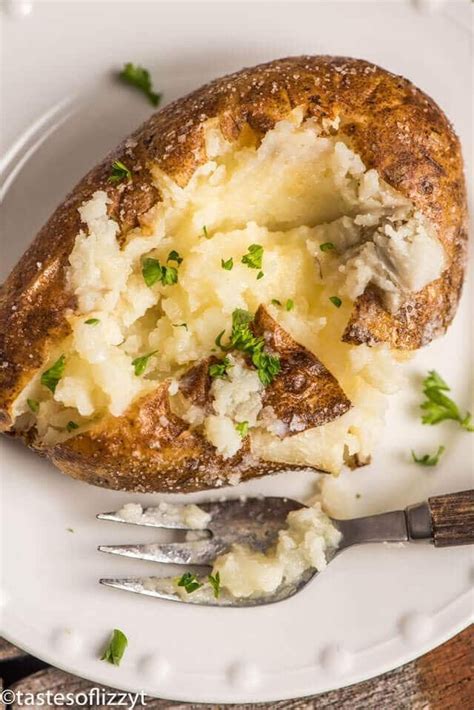 Whether you're trying to stretch your food dollar or creating a cooking the potatoes directly on the oven rack assures that you will get an evenly cooked potato with a crispy skin. Oven Baked Potatoes {Steakhouse Copycat} | Tastes of Lizzy T