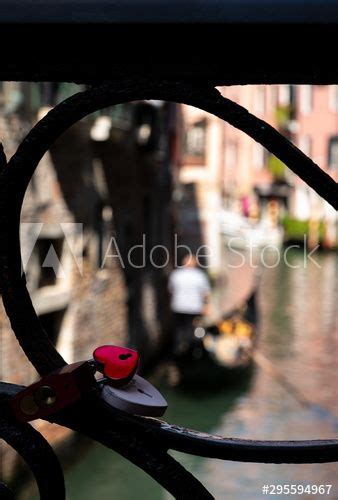 Hearts In Venice Acquista Questa Foto Stock Ed Esplora Foto Simili In