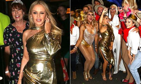 Kylie Minogue Makes Surprise Appearance At Sydney S Gay And Lesbian Mardi Gras Daily Mail Online