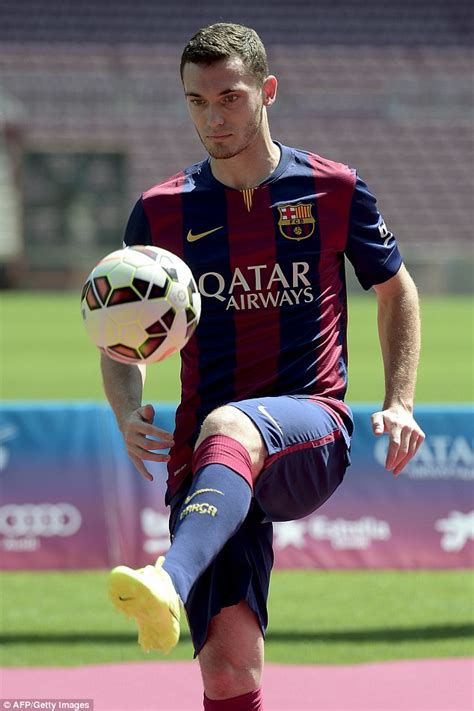 thomas vermaelen unveiled as a barcelona player at nou camp after £15m move from arsenal daily