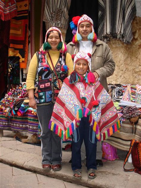 Una Familia Quechua Con Ropa Típica De Pisac A Photo On Flickriver
