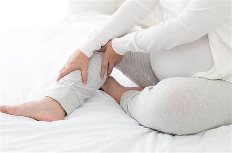 Kaki ibu hamil mengalami bengkak dan hal tersebut merupakan masalah kehamilan yang wajar terjadi. Kaki Bengkak saat Hamil, Ini Cara Mencegahnya