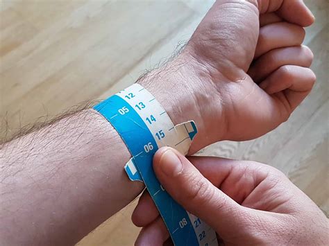 If you measure wrist size for for wearing a chain bracelet you will want to measure your wrist slightly differently than for standard fit items. 4 Surprisingly Simple Exercises To Get Bigger Wrists • The ...