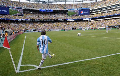 Hugo sanchez passes with jorge borelli coming to tackle in the copa america final. Lionel Messi en la Copa América 2016 y su Sueño Americano ...