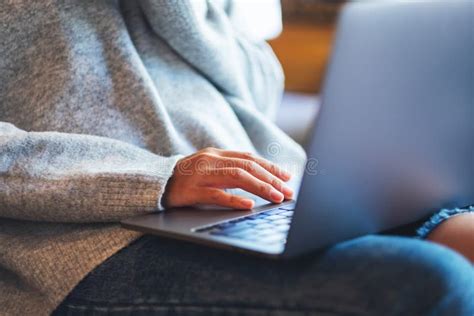 Uma Mulher Trabalhando E Digitando No Teclado Do Laptop Foto De Stock Imagem De Fundo Moderno