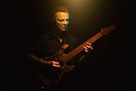 Mira A Michael Myers Tocando El Tema De Halloween En Versión Metal