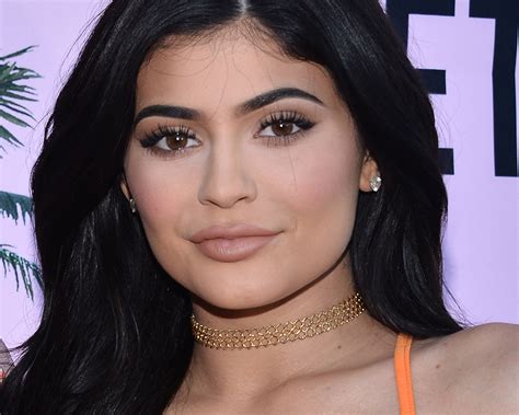 Kylie Jenners 22 Step Makeup Routine Revealed Cheek Color Makeup