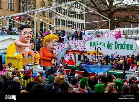 Straße Karnevalsumzug Und Party In Köln Karneval Montag Rosenmontag