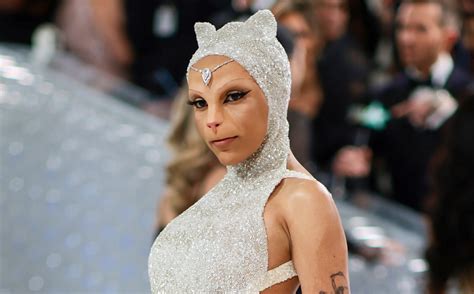 Met Gala Doja Cat Dressing As Karl Lagerfelds Pet Sparks Mixed