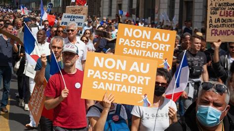 Manifestations Contre Le Pass Sanitaire Un Pharmacien Traité De