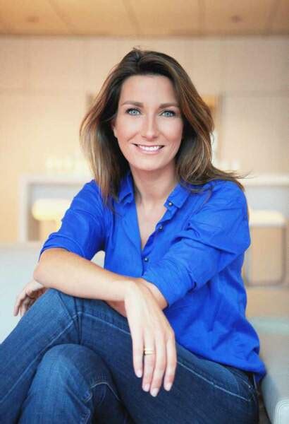 Elle restera la première femme à avoir parlé de football à la télévision française durant les années 90, dans l'émission téléfoot sur tf1 aux côtés de thierry. Les 20 présentatrices télé les plus jolies - Télé 2 Semaines