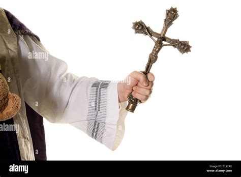 ein katholischer Priester mit Kreuz im Gottesdienst Stock Photo - Alamy