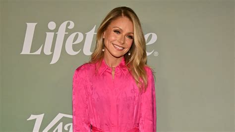 Kelly Ripa Steps Out In Head Turning New Look As She Returns To Nyc