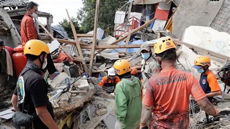 indonesia earthquake rescuers battle aftershocks as survivor search continues bbc news