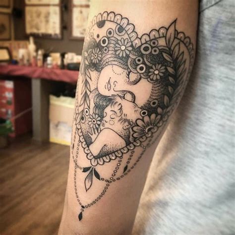 Los tatuajes de hijos pertenecen a la categoría de los llamados tatuajes conmemorativos. 24 Tatuajes para madres que quieren plasmar amor a sus hijos