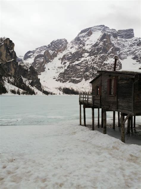 Lago Di Braies In Inverno Neve Ghiaccio E Sfumature Bagaglio Leggero