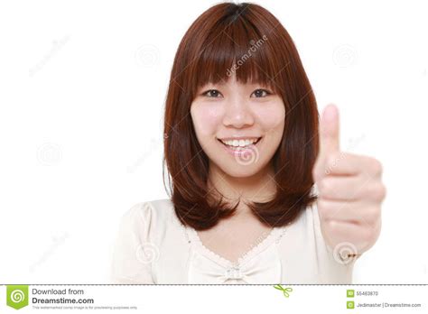 la mujer japonesa joven con los pulgares sube gesto foto de archivo imagen de blanco japonés