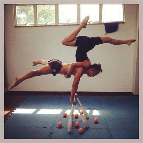 Acro Yoga Balance On Clubs Circus Partner Akrobatik Akrobatik Partner