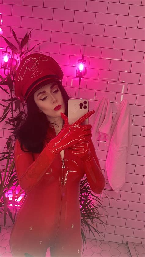 tw pornstars 1 pic miss ellie m fansly twitter selfie time ️ left or right 🥰 latex