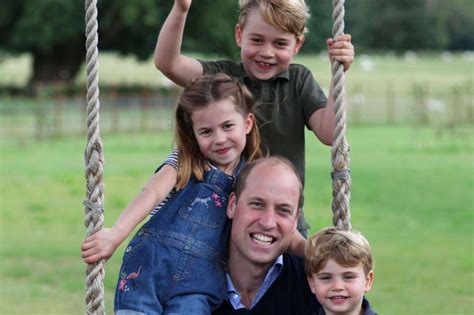 He is next in line for the throne behind his father prince charles. Le prince William dévoile des photos inédites de George ...