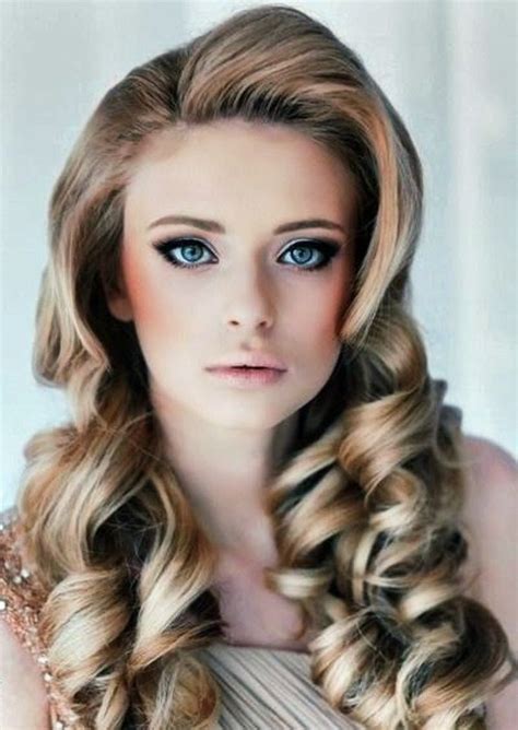 The really suitable style is a sure way to display your beautiful long hair with a fancy band separating the puff. Vintage Hairstyles: Huge Vintage Wavy Hairstyles