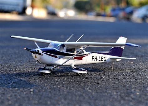 Cessna 172 Fixed Gear Plastic Model Airplane Kit 148 Scale