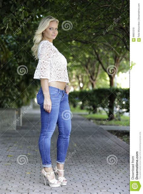 Сексуальная зрелая женщина в джинсовой ткани Стоковое Фото