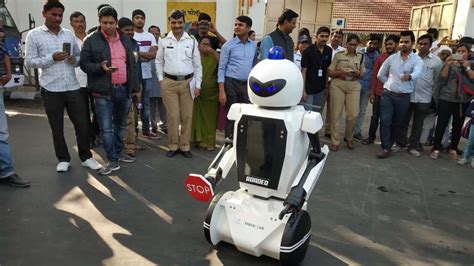 Maharashtra Now Traffic Robot In Pune पुणे की सड़कों पर अब रोबोट